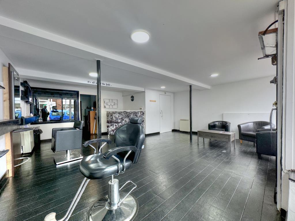 Lot: 170 - FREEHOLD MIXED USE INVESTMENT IN TOWN CENTRE - Spacious Salon unit